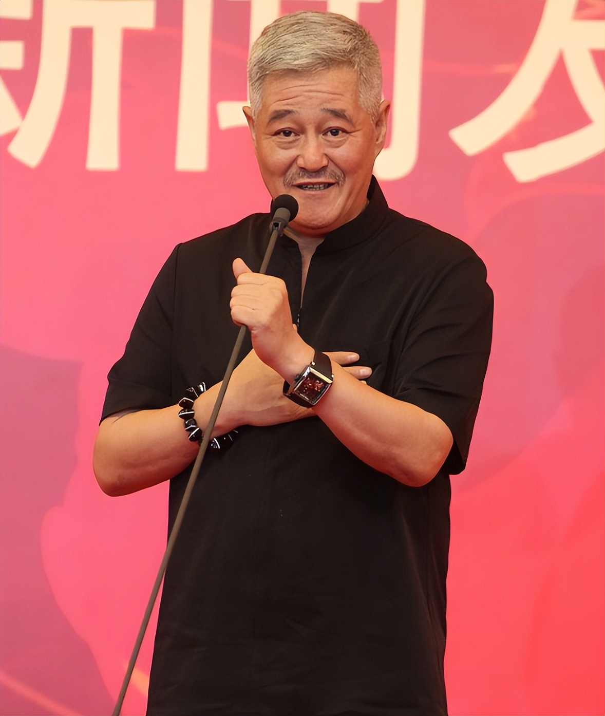 凉了!继瞧不起农民被扒后,闫学晶又被曝身份造假 李雪健不再沉默