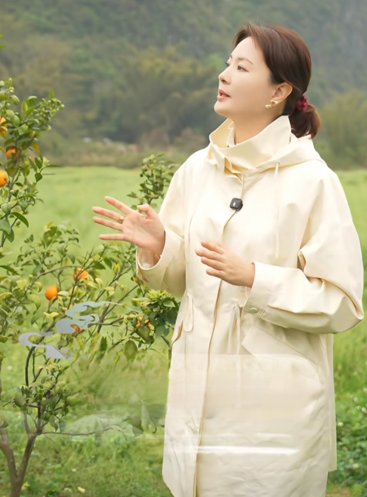 刘芳菲阳朔感慨古人寄情山水，米白风衣配低马尾温婉知性气质动人