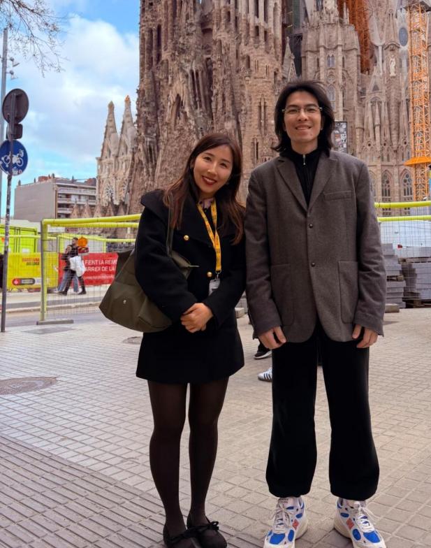 39岁萧敬腾和老婆林有慧在西班牙旅游被偶遇，一头长发，像犀利哥