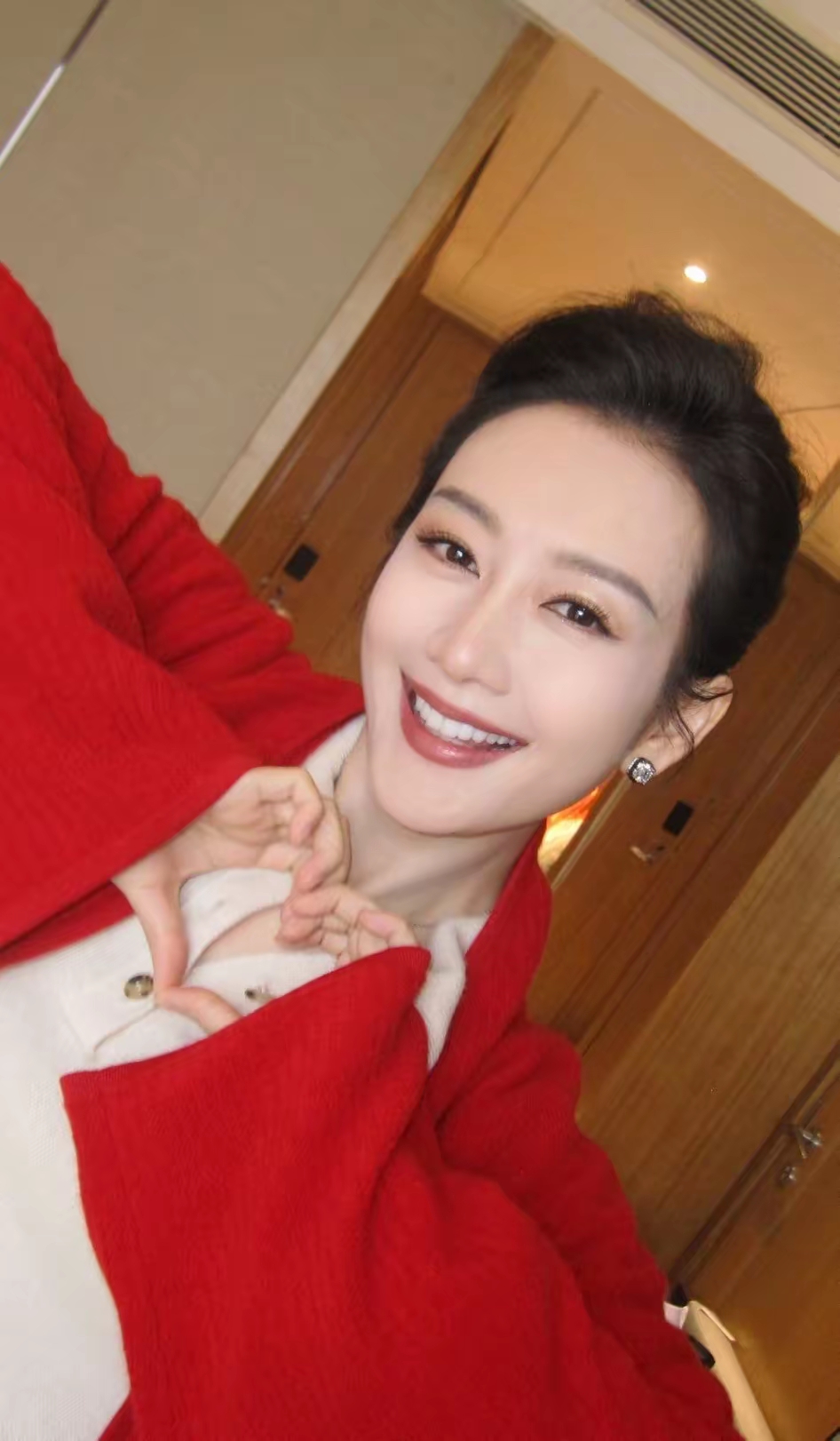 王鸥这气质绝了!一出场就是顶配贵妇感