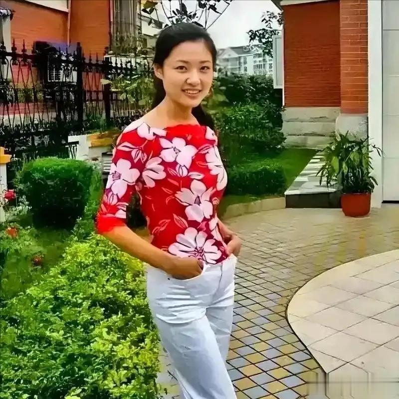 她是“央视一姐”，结婚12年选择离婚，坦言：婚姻给我的尽是痛苦