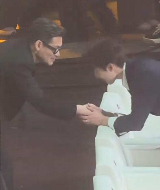 近距离看肖战,喝水嘟嘴卖萌,冷眼周深看白鹿,衣服廉价全是褶子
