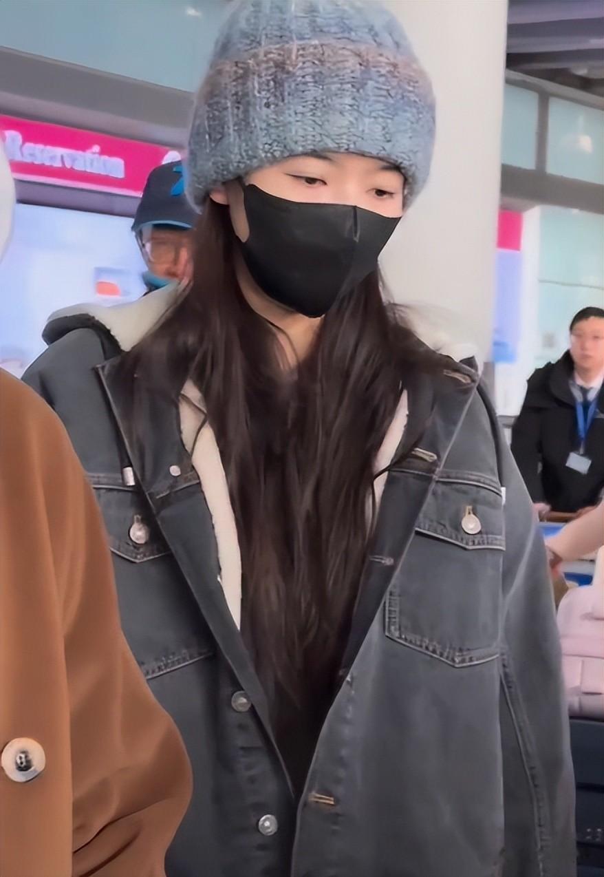 王玉雯被曝分手后现身巴黎!素颜满脸疲惫,母亲跟在身后默默陪伴