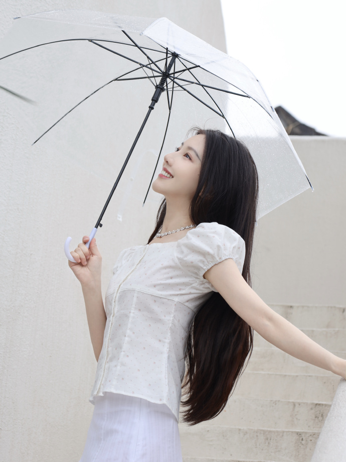 王鹤润穿着白色裙子纯欲感拉满