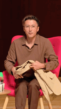 谢霆锋突然戴 26年前定情手镯，与王菲的爱情信物珍藏多年从未丢弃