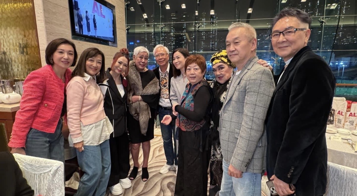 65岁陈玉莲出席寿宴近照曝光，穿红衣喜庆大方，优雅老去状态自然