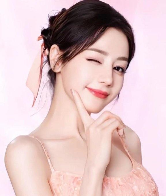 迪拜滞留14天后首亮相!迪丽热巴一张合照,暴露了她的真实状态