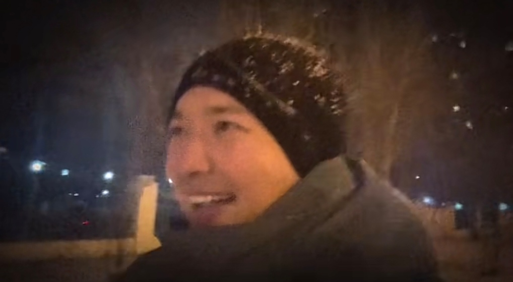 高云翔深夜在天津街头淋雪,边走边笑,网友:你这一生后悔不