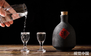 1992年，梅艳芳在酒吧被打了一巴掌，引发2大社团恶斗，2名大佬暴毙