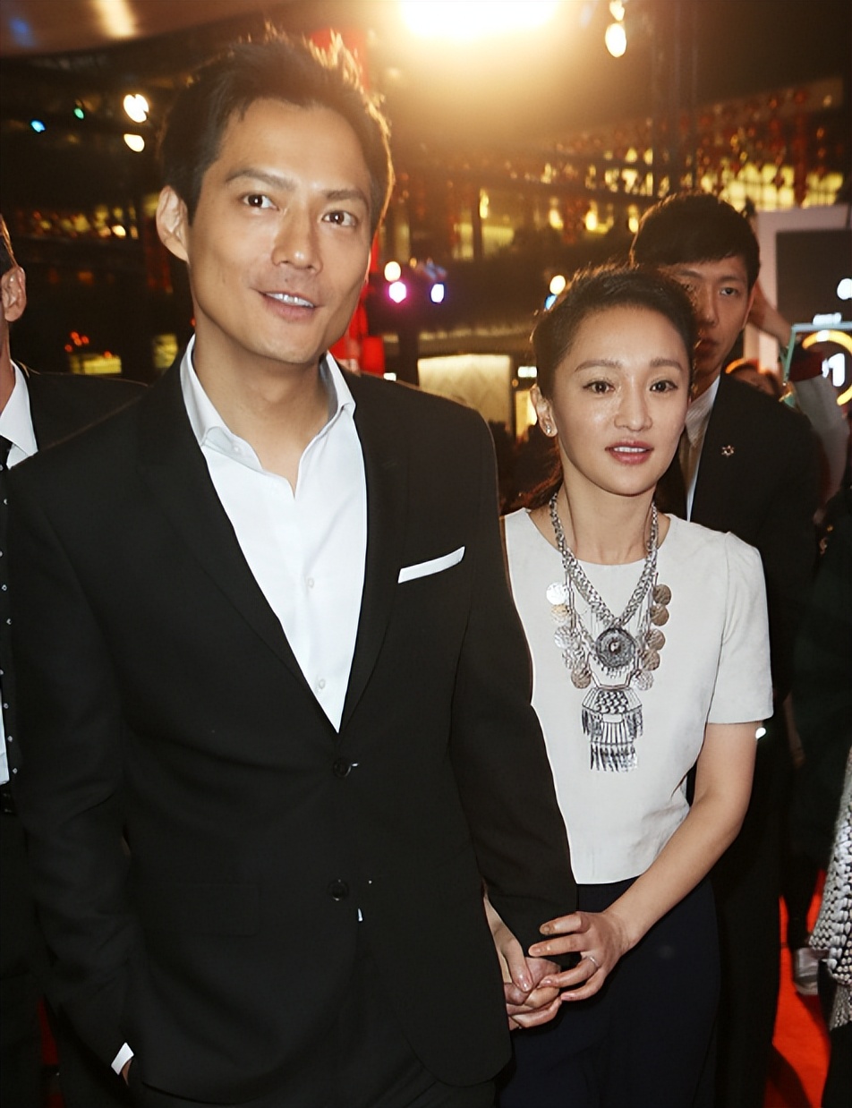 不装了! 51岁周迅新恋情曝光, 男方身份被扒，担心的事还是发生了