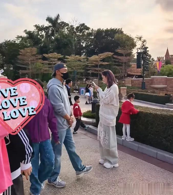 陈浩民和林峯夫妻现身迪士尼，张馨月穿着宽松，被猜测怀了二胎
