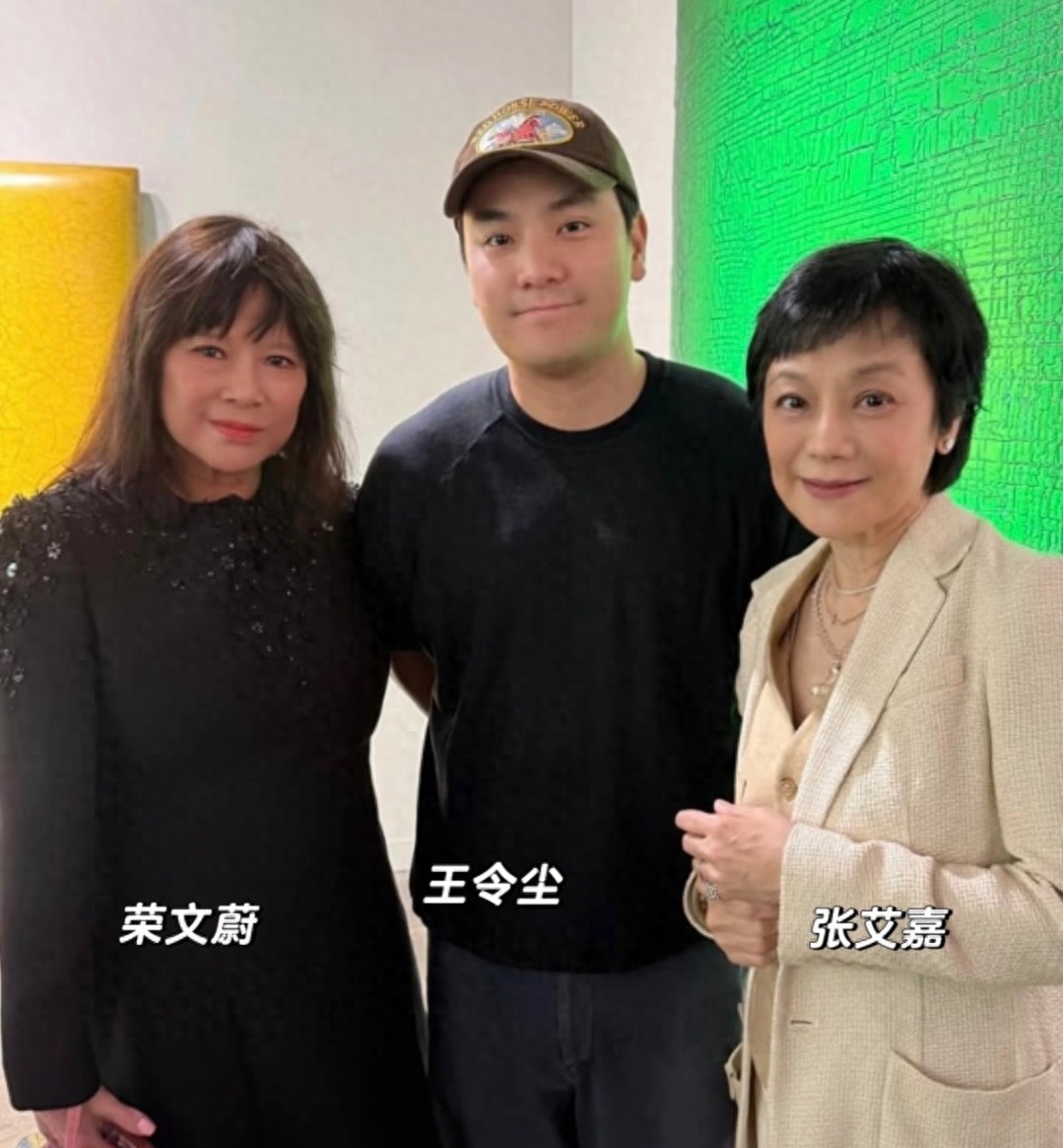 谢玲玲携女儿看展，和前姑子亲密合影，前夫林建岳也来了但未同框