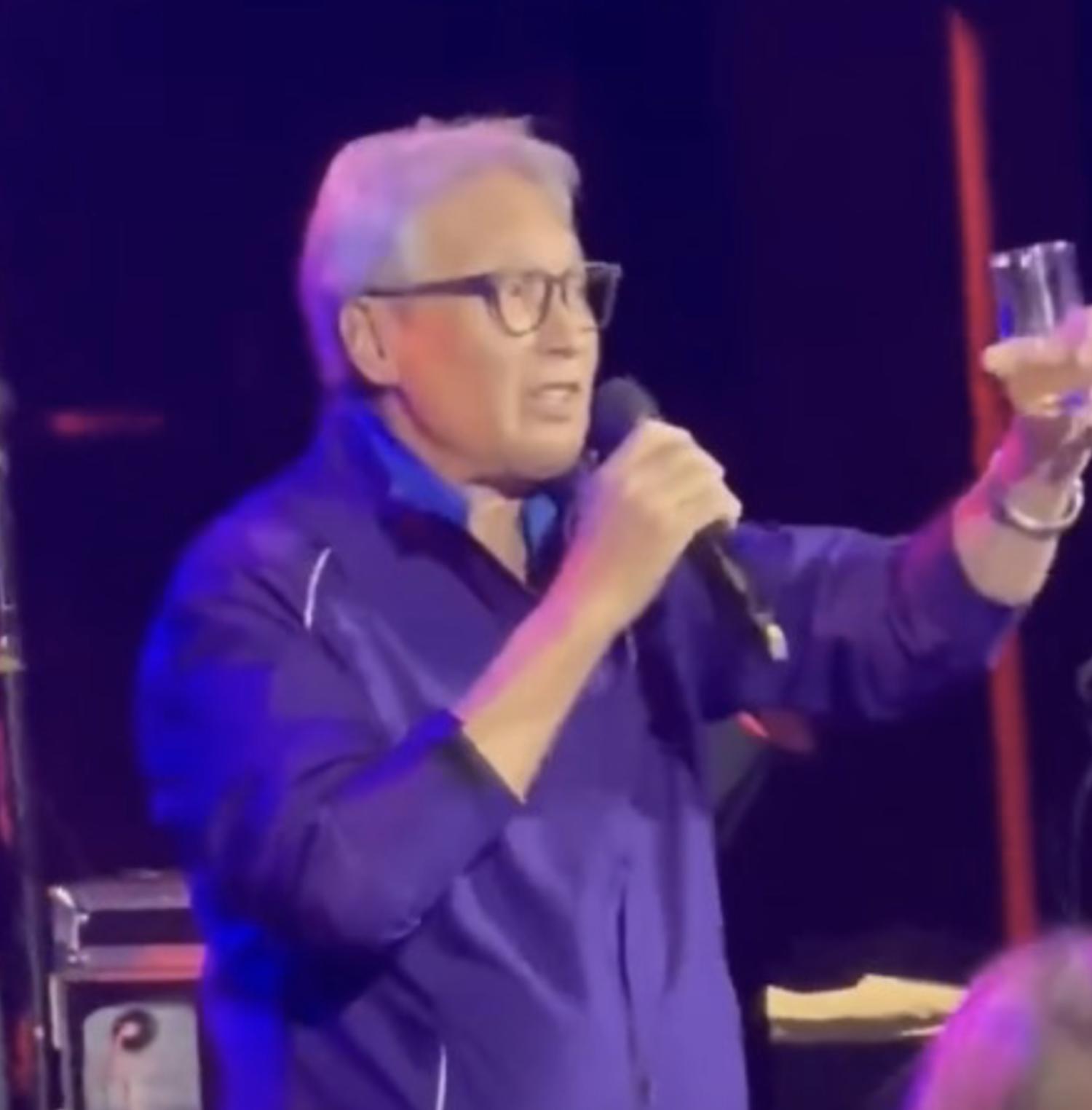 80岁秦祥林现身台湾近况曝光，满头白发风采不减，常年居住在美国