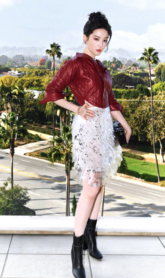 刘亦菲出席路易威登活动,精致玉腿穿短款皮靴,美呆了