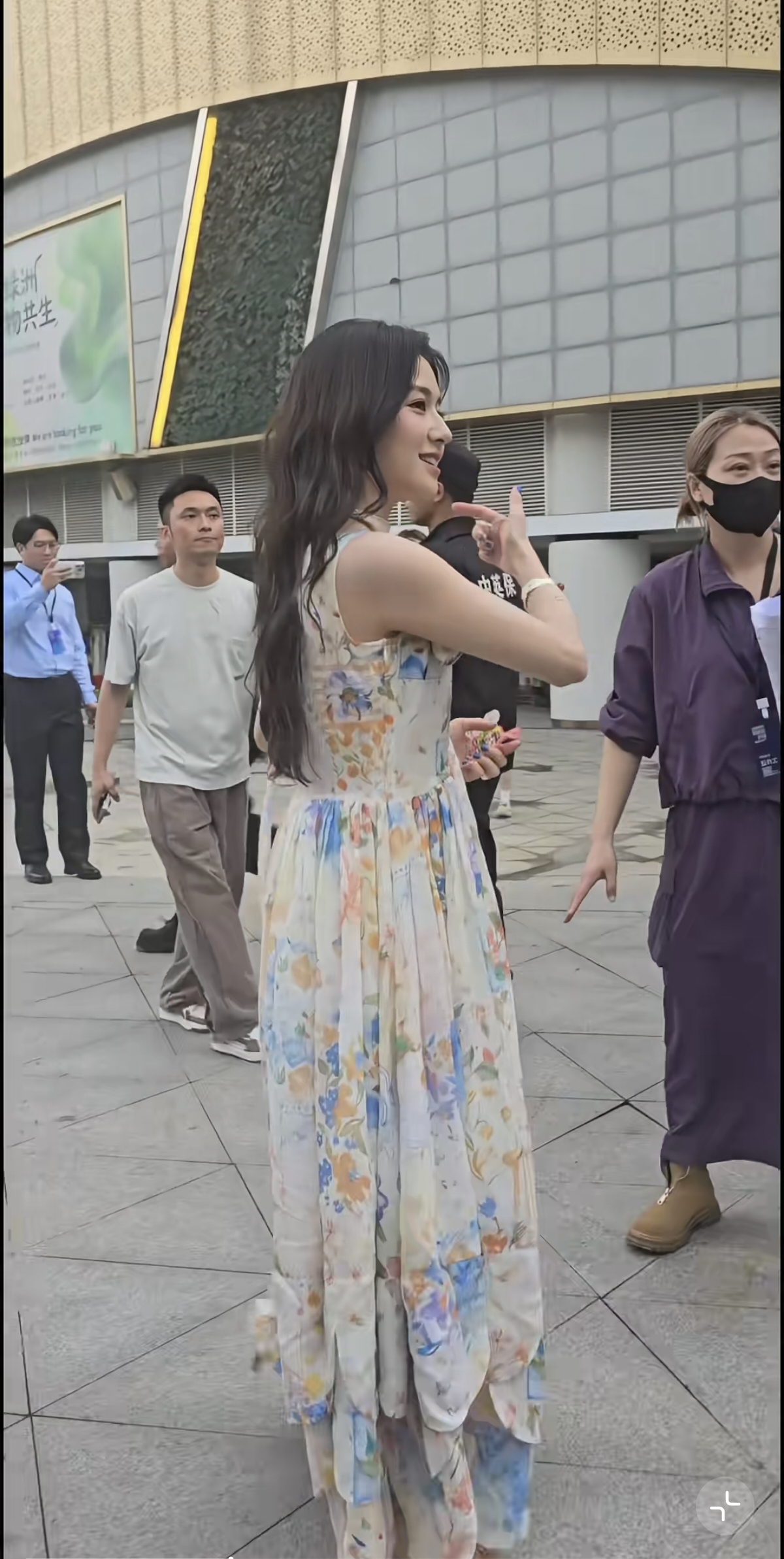 李兰迪秀场被偶遇，穿碎花长裙妆容清透淡雅，整个人白得发光呀！