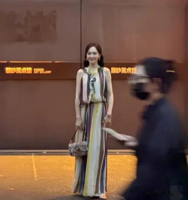 唐嫣稳站FendiC位，孟子义敬酒被当空气表情失控，娱乐圈太现实