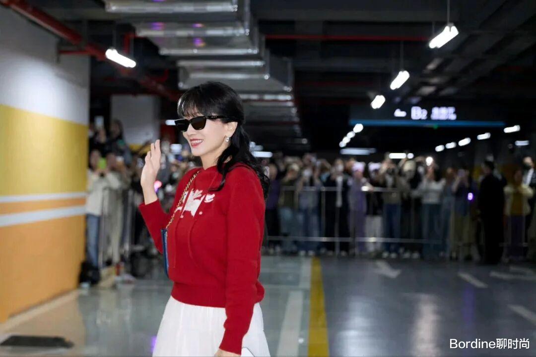 赵雅芝两套穿搭封神！优雅与活力双在线，70+依旧美得松弛又高级