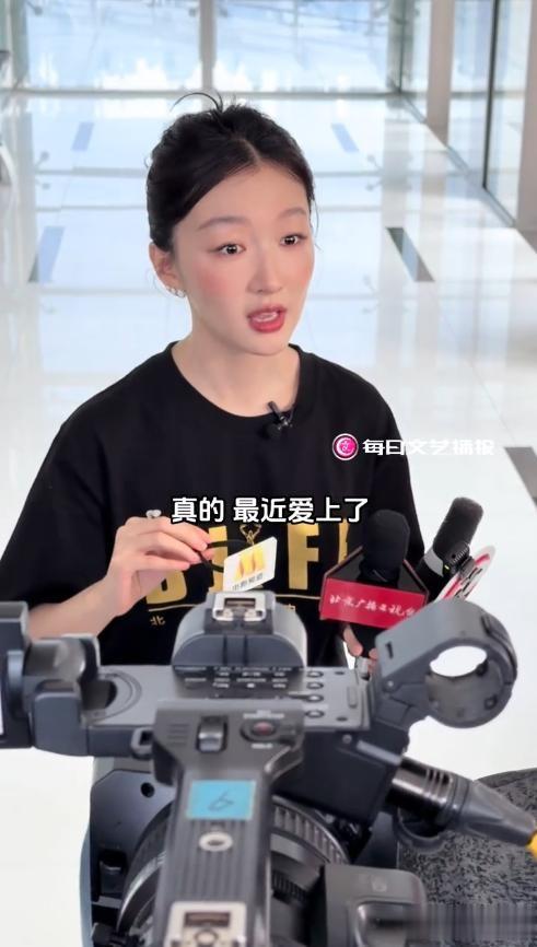 周冬雨本身就个子不高，身体还这么瘦，网友调侃看上去像个小学生