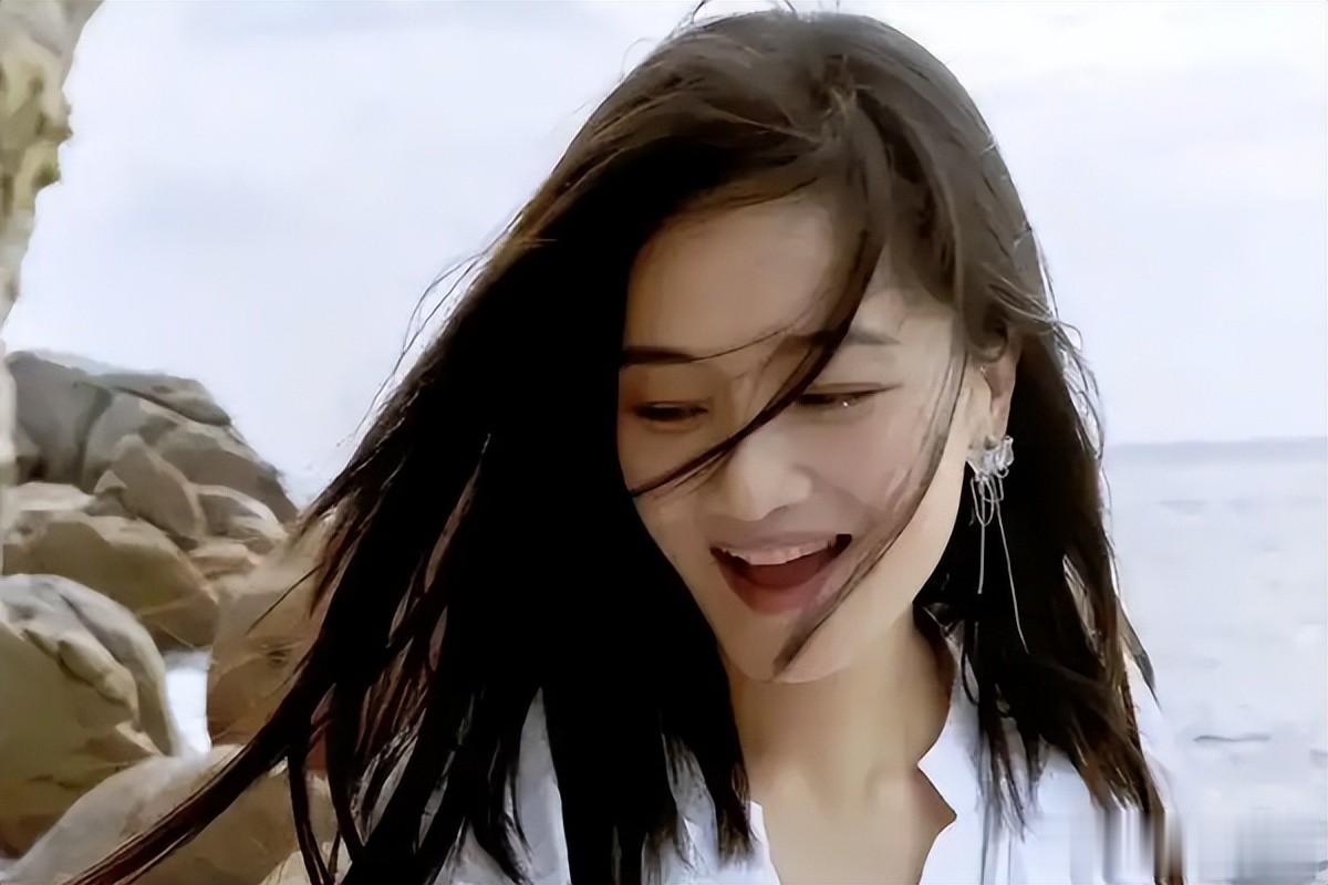 她17岁拿影后,32岁闪婚隐退十年,42岁离婚复出,如今成人间清醒