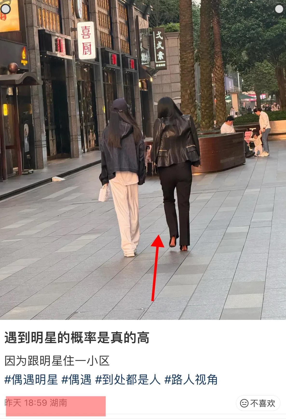 李湘减肥成功，和女儿王诗龄一起回小区被偶遇，目测瘦了50斤！