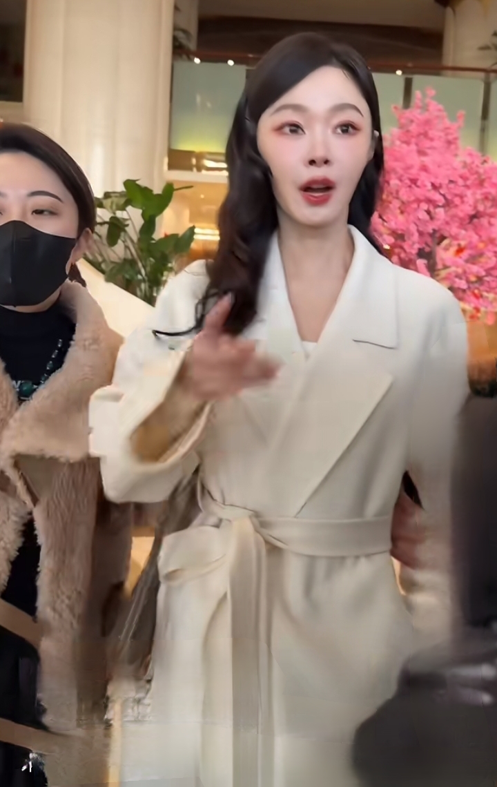 宋轶百花迎春晚会下班,系带白大衣配波浪卷发,优雅又甜美