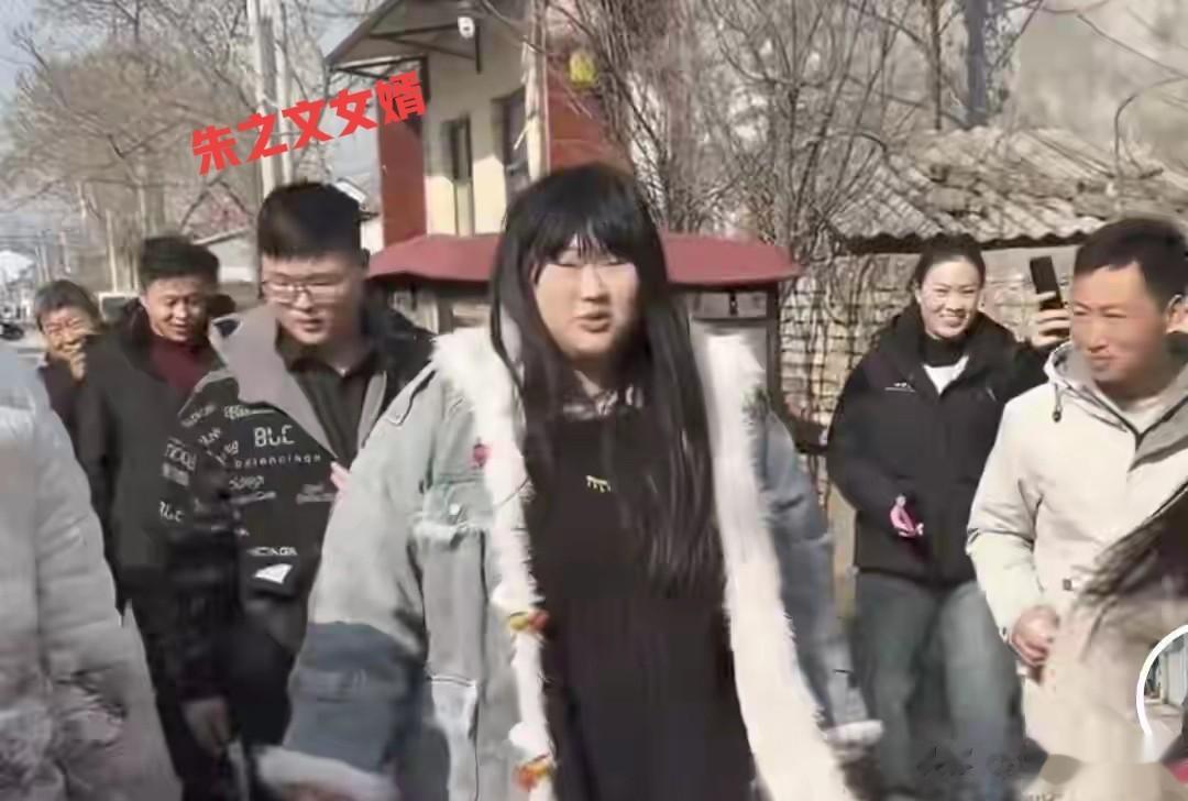 大衣哥女婿上门拜年，脸上没笑容与朱雪梅保持距离，没带礼品