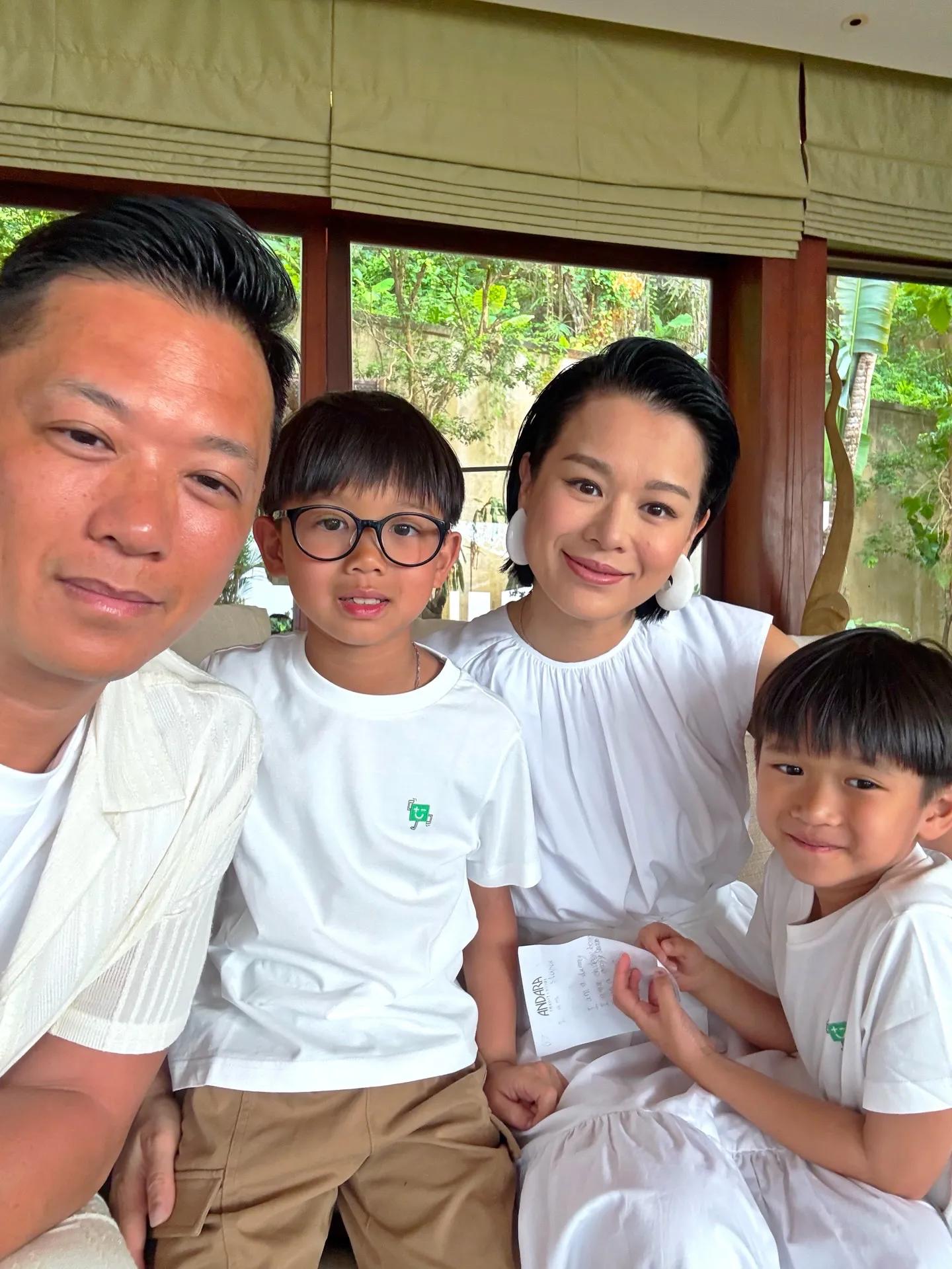 胡杏儿一家五口出游度假，画面温馨有爱，三个儿子一个比一个帅气