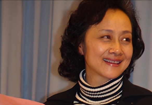 如今隐居上海的黄梅莹，和儿子彻底划清界限后，75岁越活越潇洒
