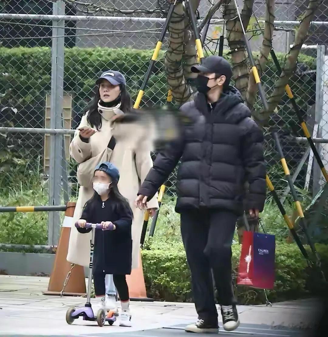 高圆圆夫妻带女儿逛迪士尼，一家三口手拉手，7岁Rhea长高不少