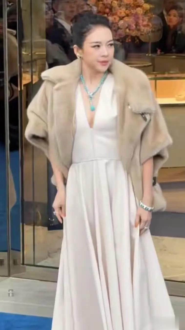 章子怡出席内映会，穿粉色上衣白裤子人胖了一点，打消做医美念头