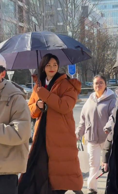 唐嫣拍戏被偶遇,1米72踩高跟鞋鹤立鸡群,穿棉袄打遮阳伞好另类