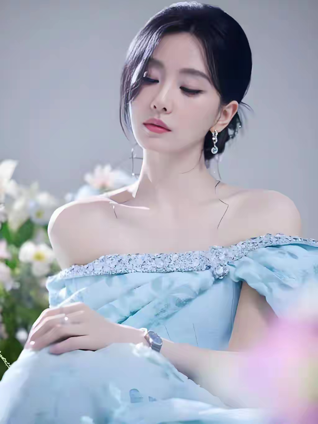 刘诗诗不与群芳竞，孤芳自可观