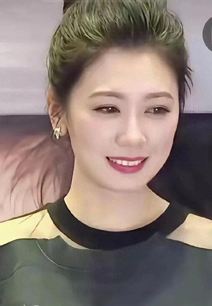 贾静雯越成熟越有气质，岁月在她身上只沉淀了温柔韵味，愈发迷人