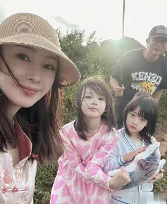 果然老婆还是要娶漂亮的,看樊少皇和贾晓晨的女儿们长得有多美!