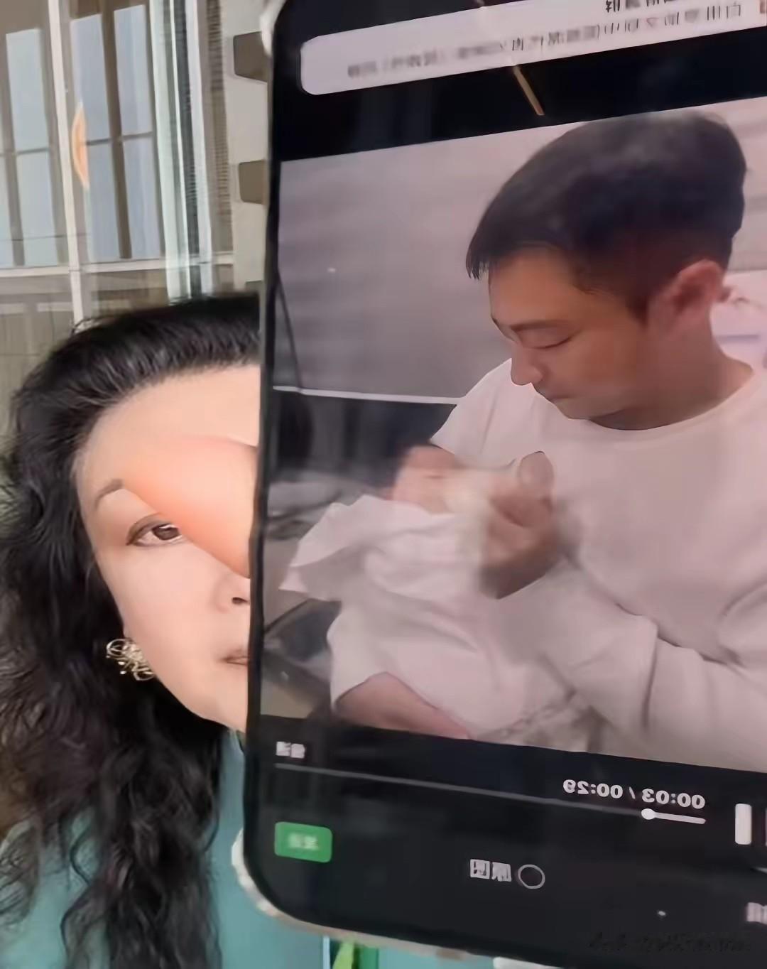 马筱梅发文晒幸福,汪小菲全程亲力亲为,汪小宝不哭不闹很好带