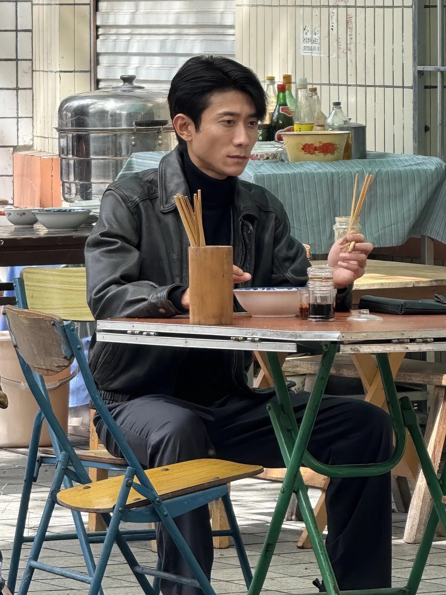 张一山重庆拍戏被偶遇，本人比电视上还帅痞帅，就是看着太瘦了吧