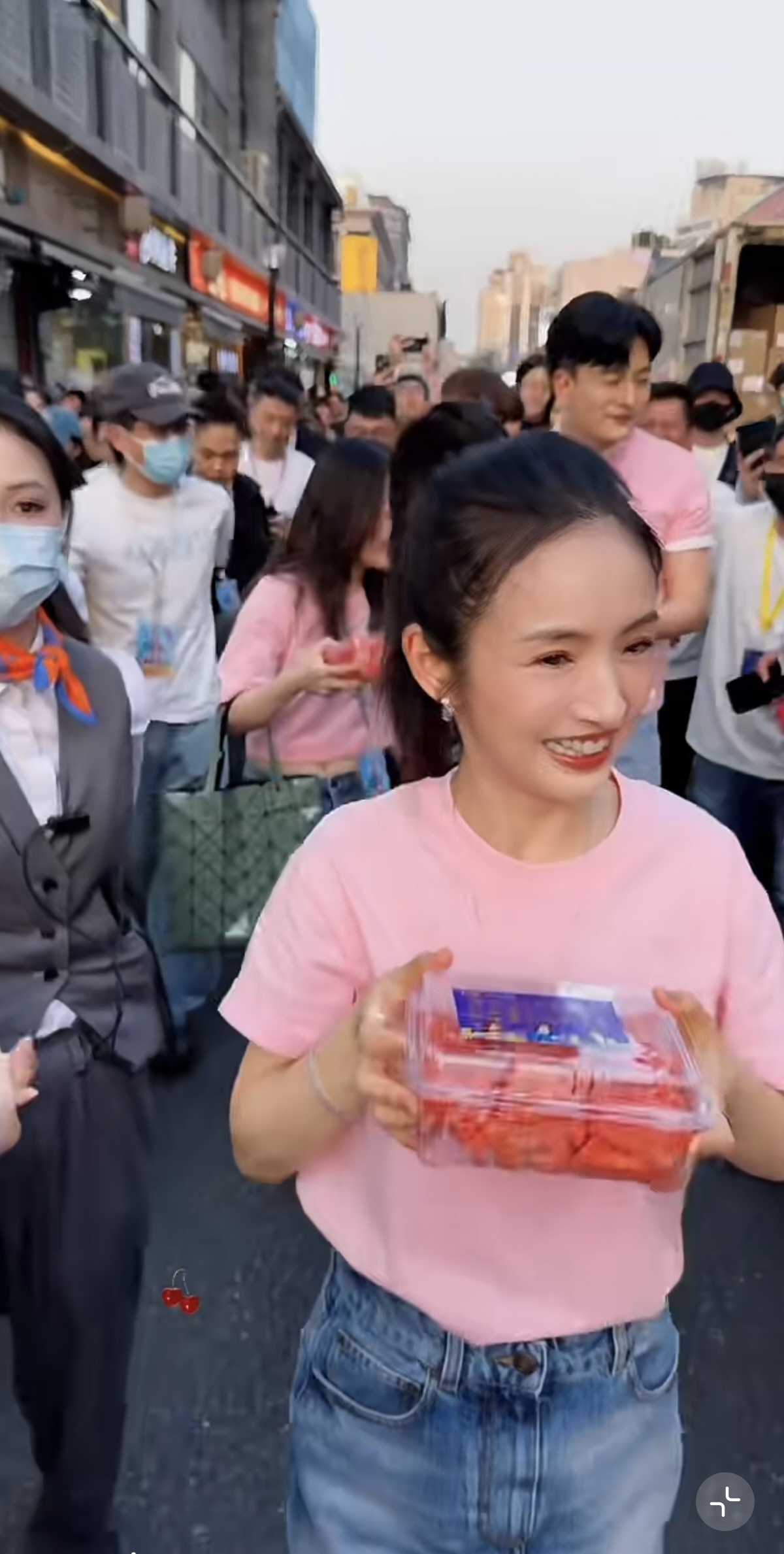 林依晨西湖边发西瓜，本人好美眼睛好亮，皮肤很自然没有科技感！