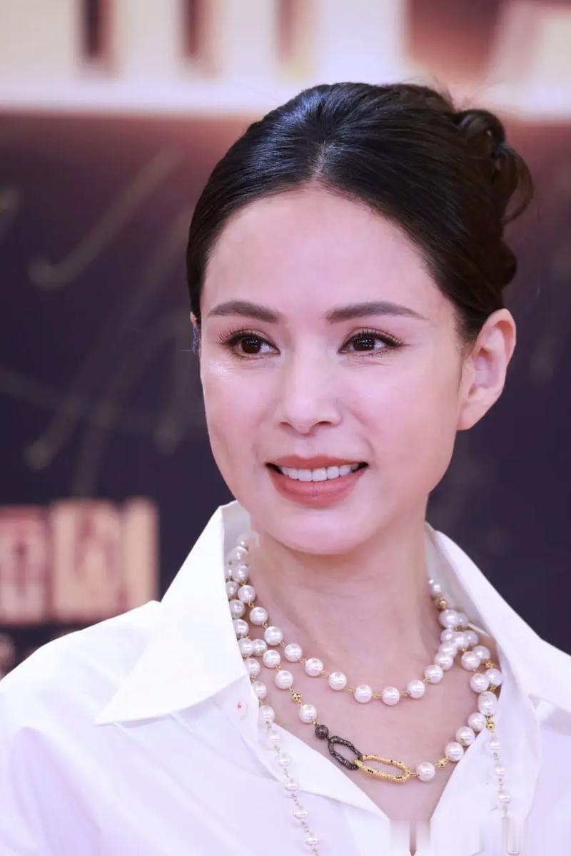 被老头“白嫖”10年，还倒贴上亿，59岁不婚不育的李若彤，后悔吗