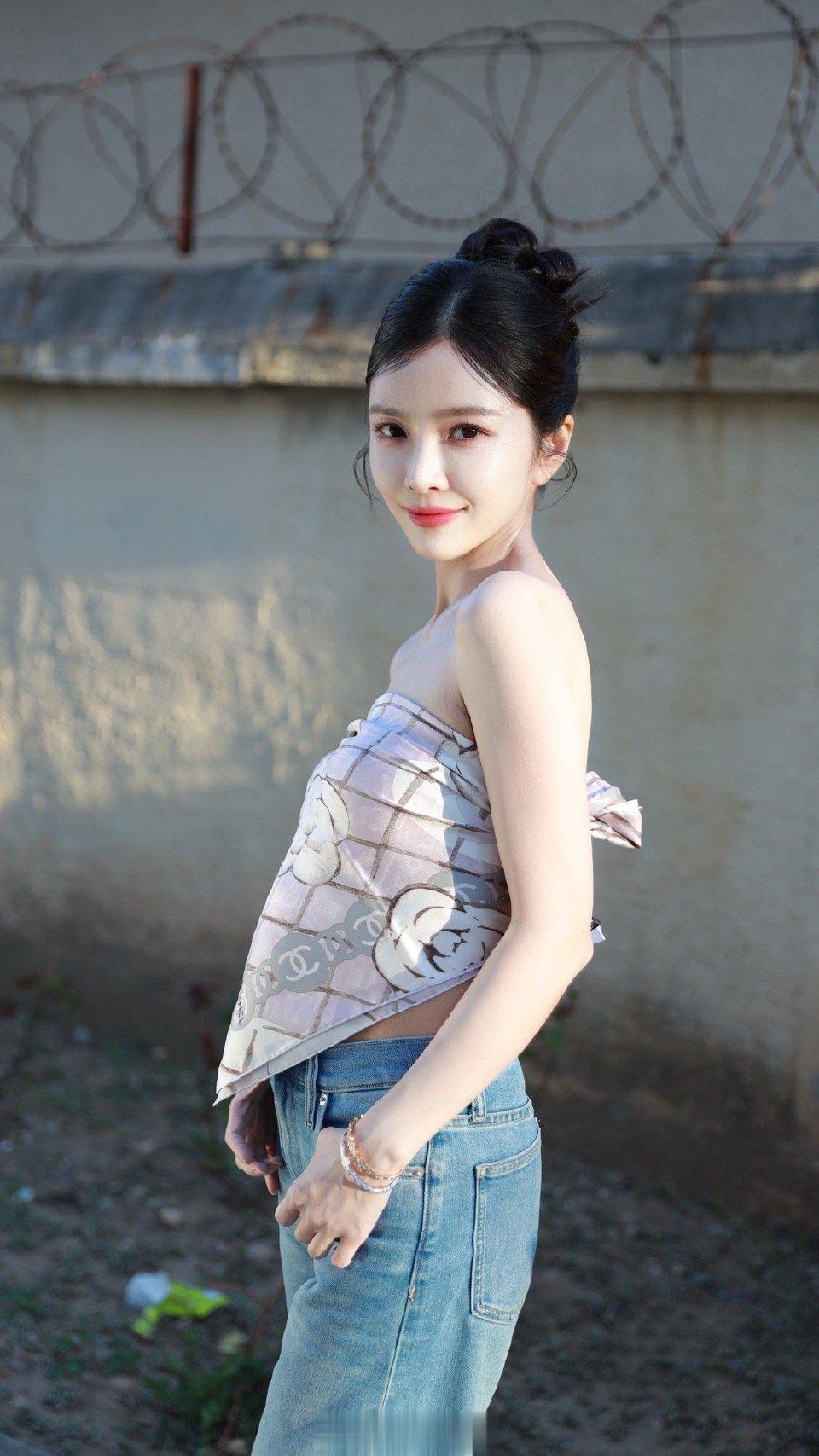 马龙一家总统府游玩被拍！追着老婆喊“露露”，用丝巾当抹胸超美