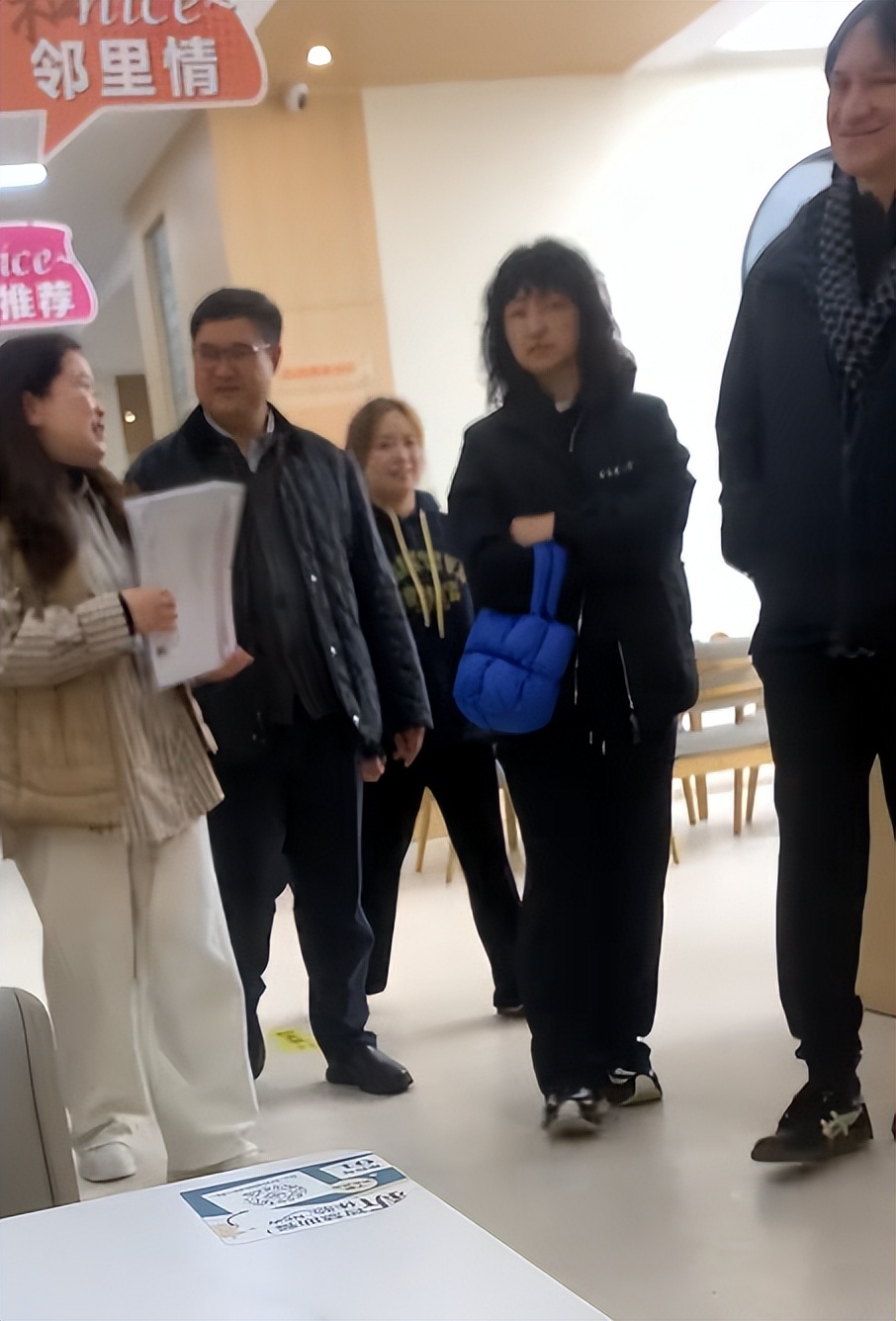 偶遇罗海琼夫妇，穿着朴素不像有钱人，总裁老公185高个好温柔