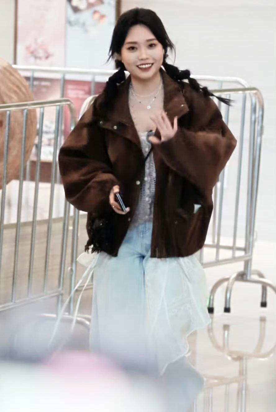 《桃花坞》新路透：方媛腿短个矮，周涛嫩成少女，贺峻霖一身高奢