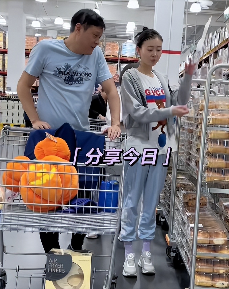 恩爱15年难敌岁月残酷!56岁范志毅身形佝偻,39岁张梦瑾娇美如花