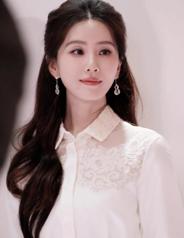 刘诗诗苏州活动生图，白缎蕾丝裙配半扎发，温婉又灵动