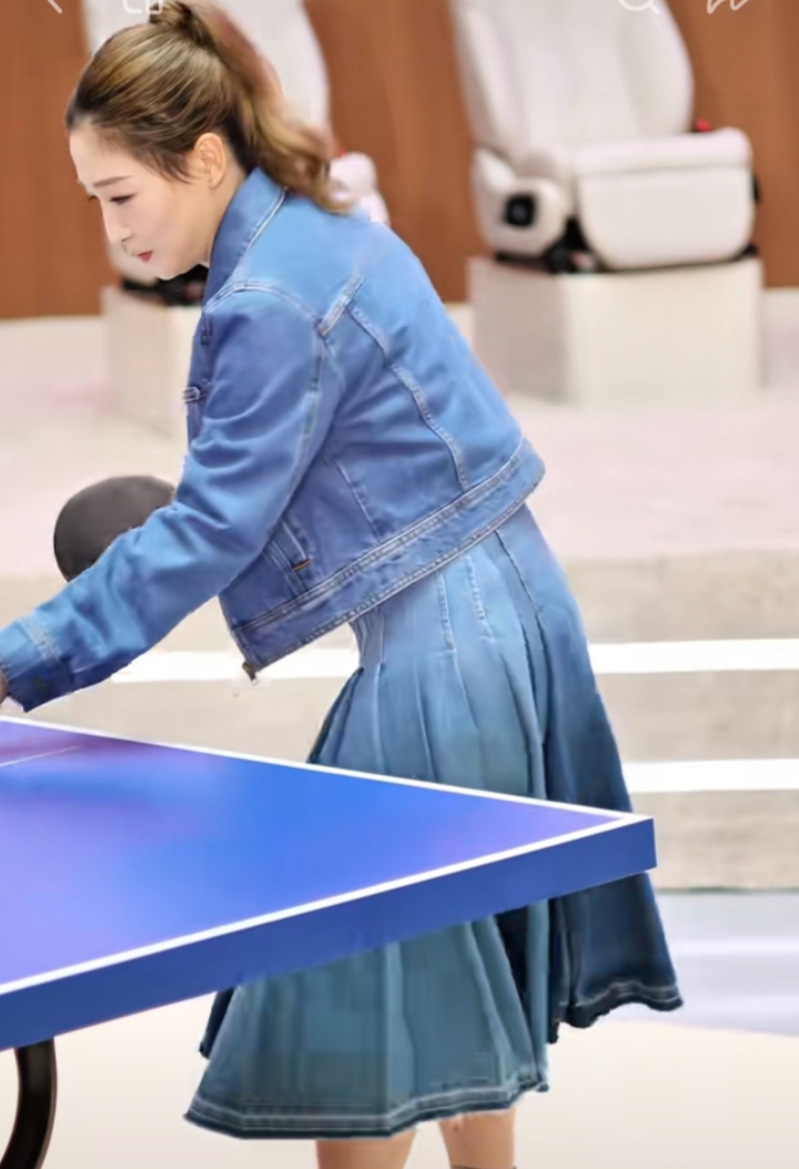 刘诗雯现身长沙埃安活动，牛仔套装打乒乓球又飒又美