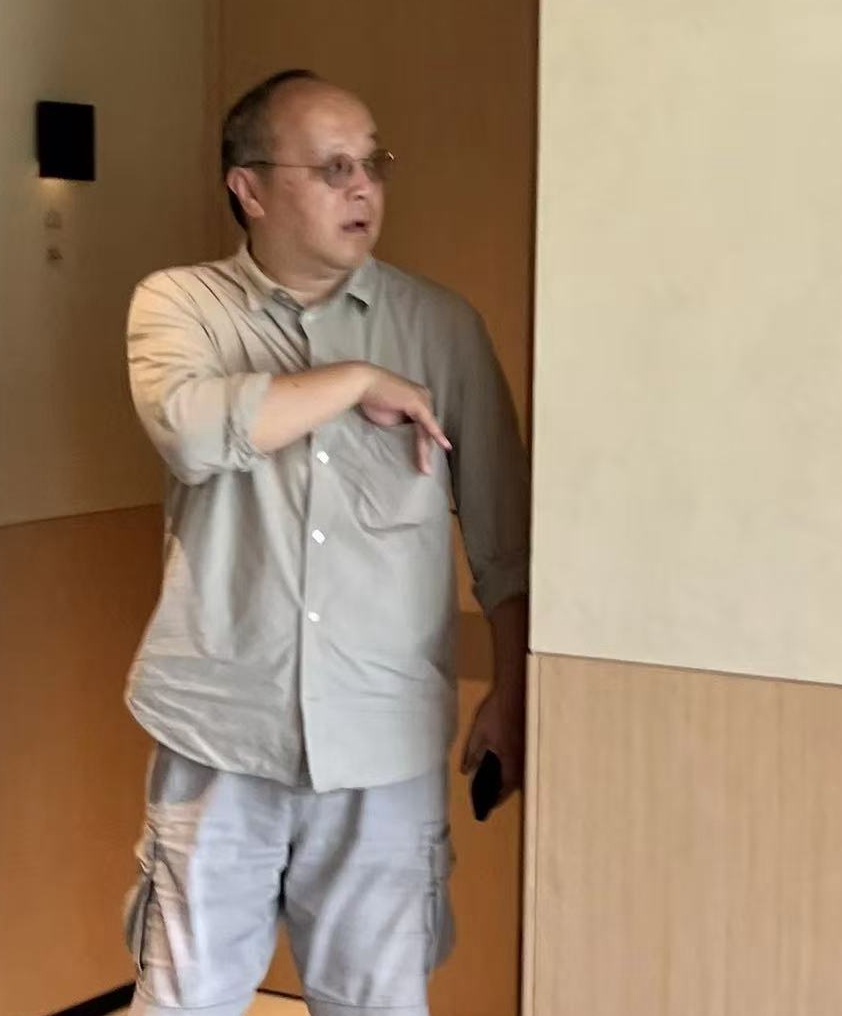 窦唯与神秘女子逛商场试衣，被传搬至通州住，生活不再清苦引感慨