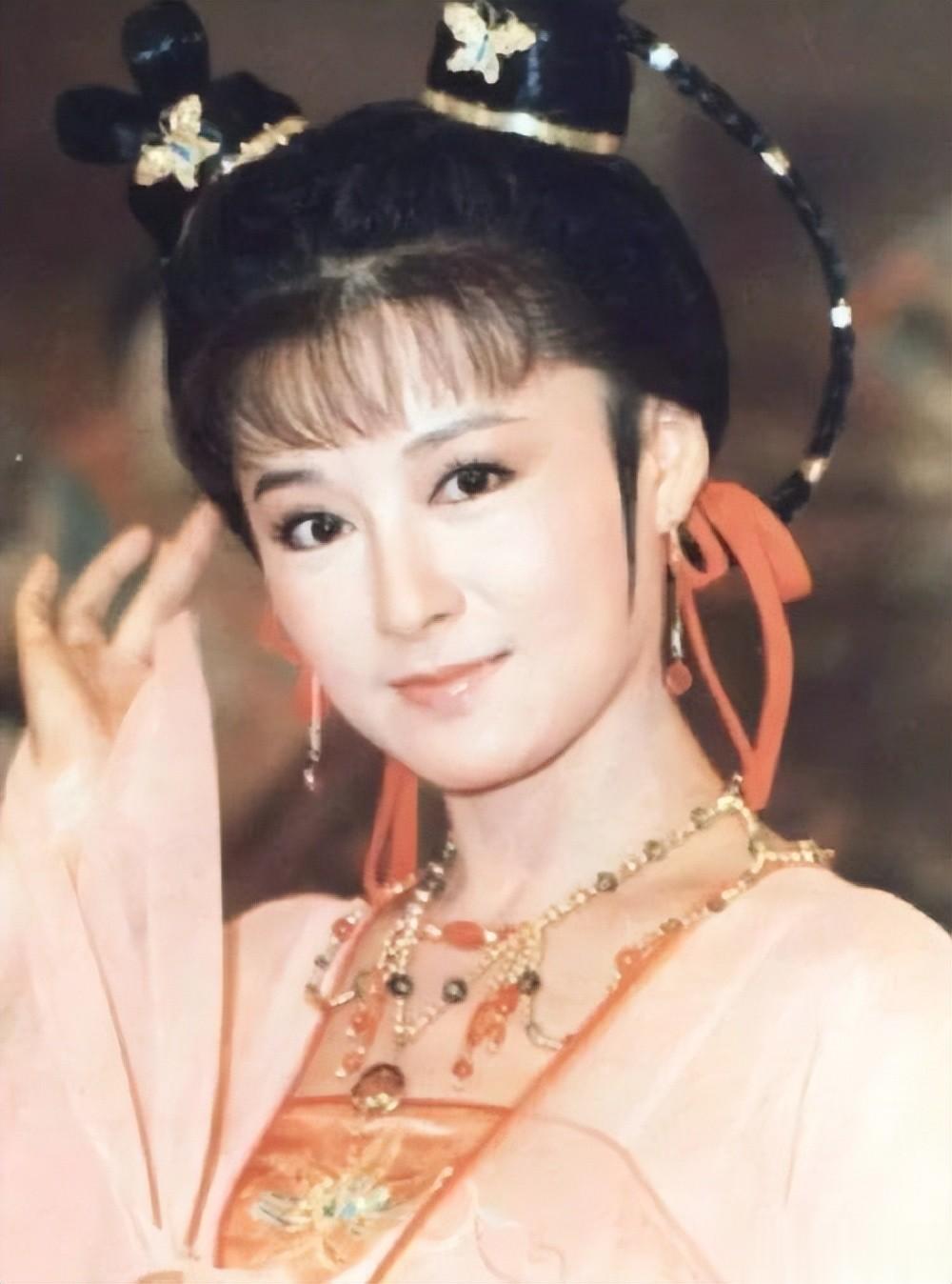 潘迎紫现状：定居美国，长期保持单身，76岁无儿女，却成冻龄女神