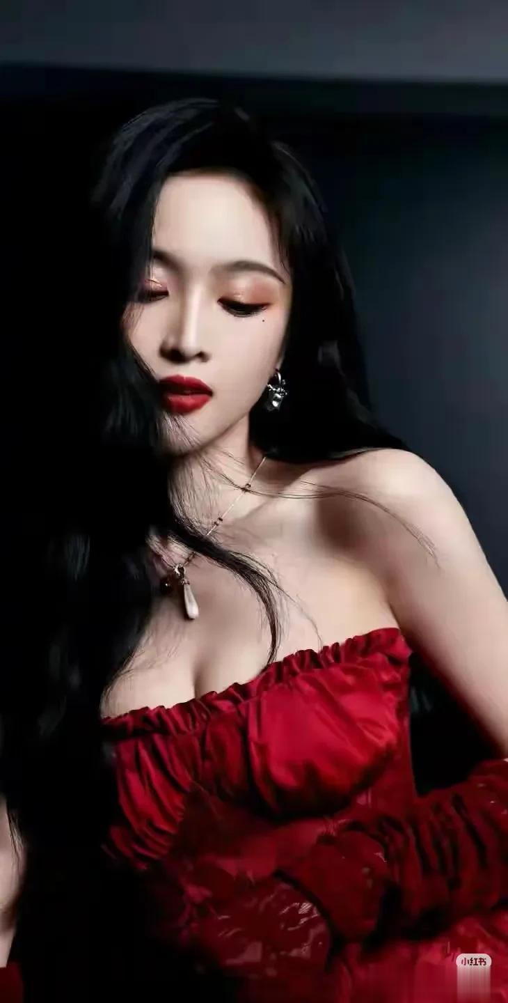 吴宣仪这坐姿好显腿长,又细又白