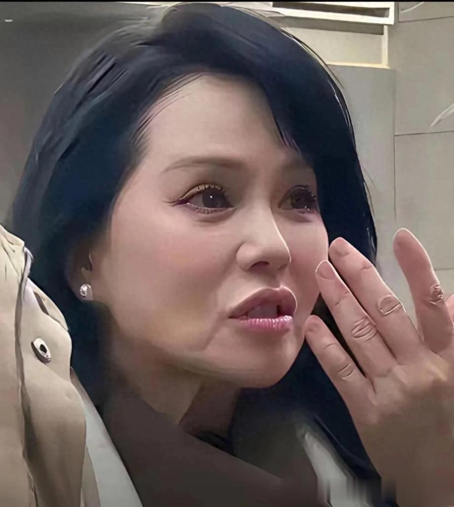 伊能静的手暴露年龄了