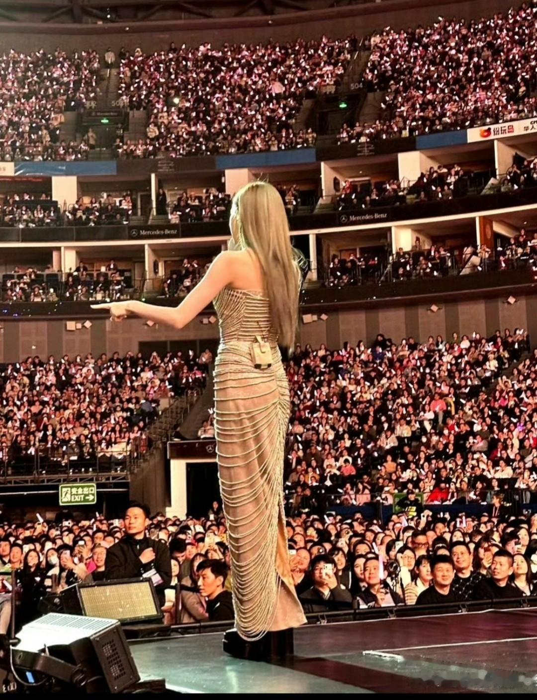 王心凌500条珠链战袍炸场！十斤负重唱跳稳如CD，甜妹杀疯了