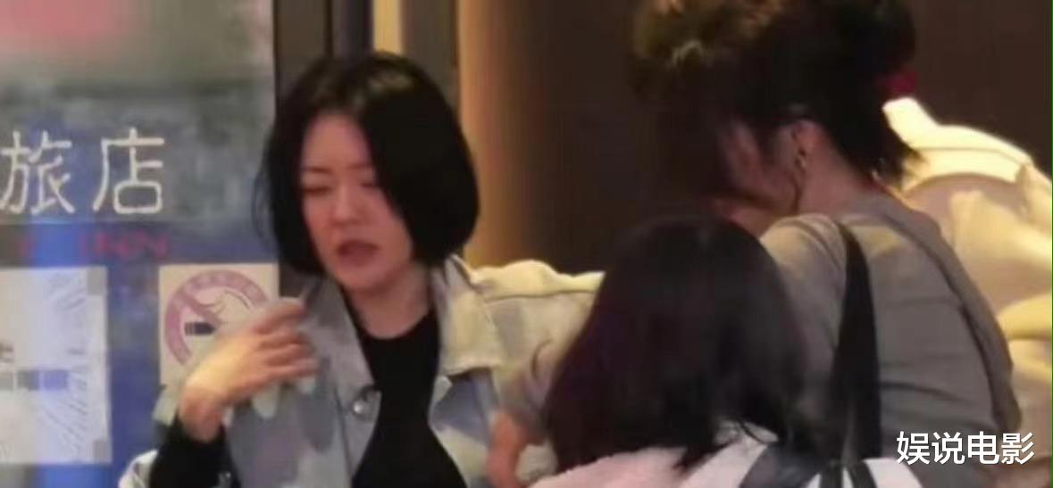 疑老公私联粉丝致小S不开心，醉酒撕心裂肺痛哭，到好友家求安慰